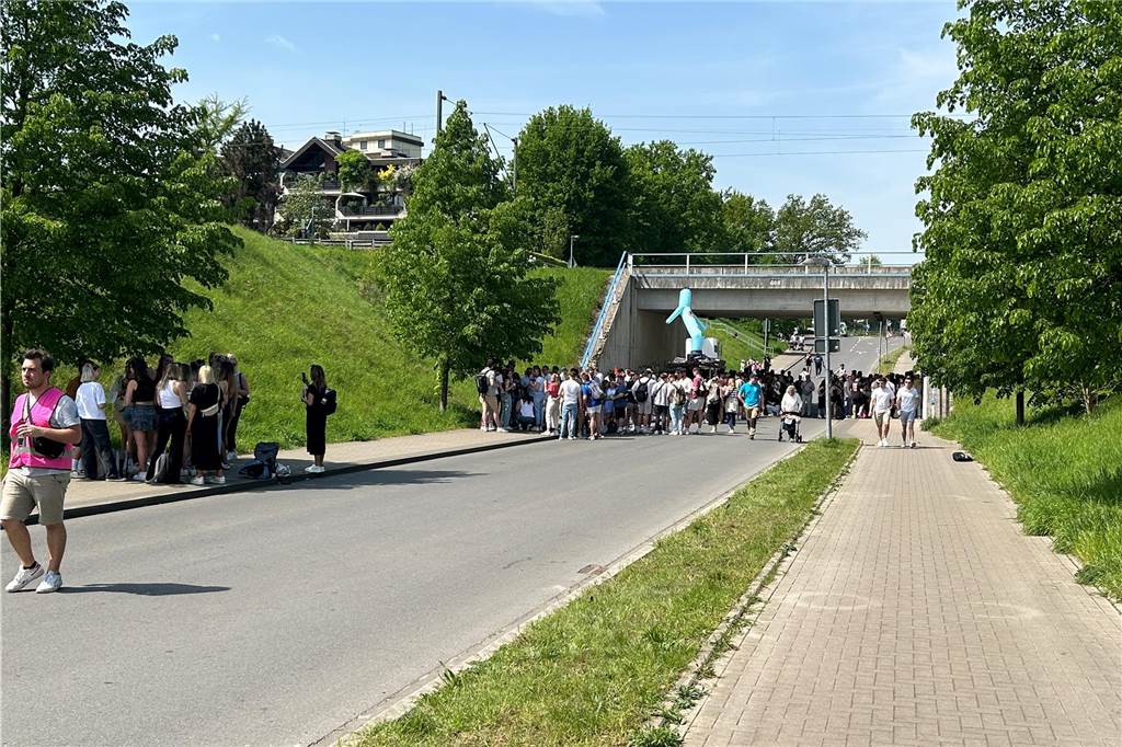 Tausende Halterner sind am 1. Mai 2024 gemeinsam um den Stausee gewandert.