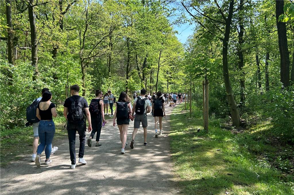 Tausende Halterner sind am 1. Mai 2024 gemeinsam um den Stausee gewandert.