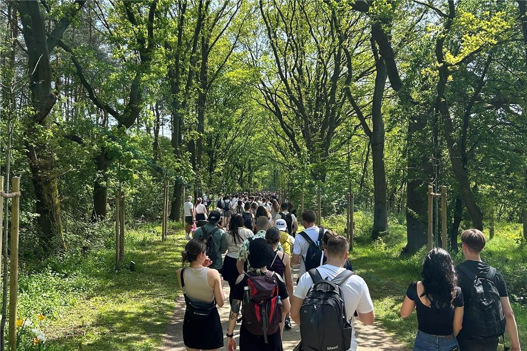 Tausende Halterner sind am 1. Mai 2024 gemeinsam um den Stausee gewandert.