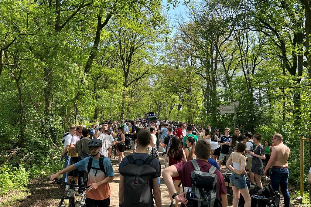 Tausende Halterner sind am 1. Mai 2024 gemeinsam um den Stausee gewandert.