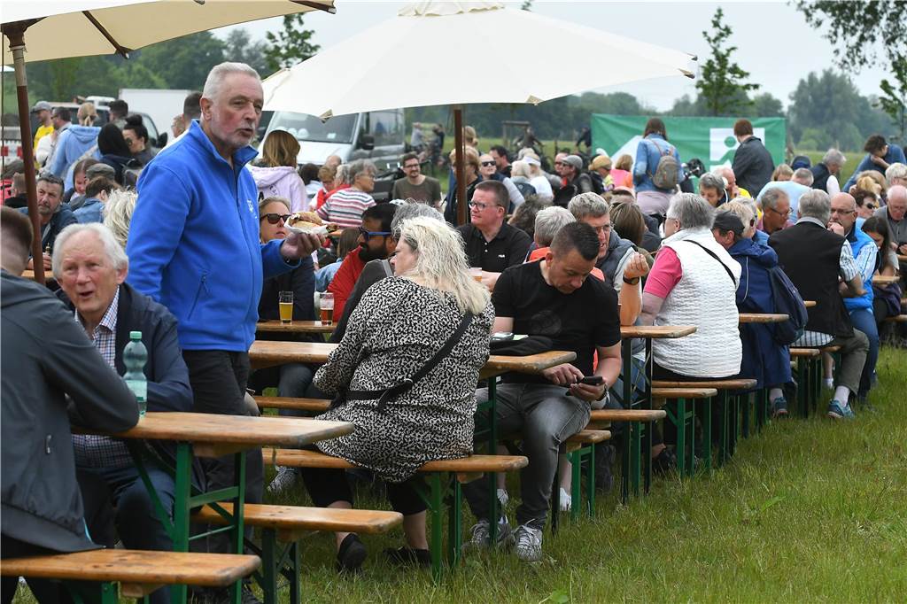Menschen strömen zum Emscherland: Viel los im Natur- und Wasser-Erlebnispark am Eröffnungstag
