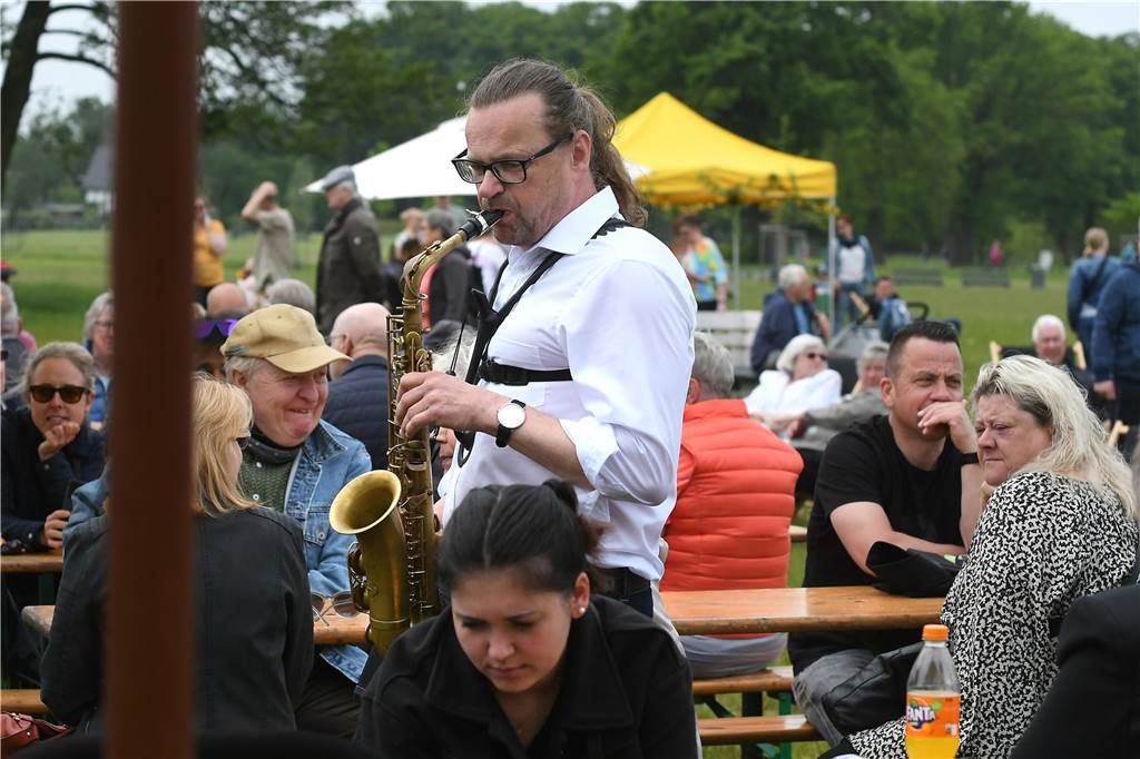 Menschen strömen zum Emscherland: Viel los im Natur- und Wasser-Erlebnispark am Eröffnungstag