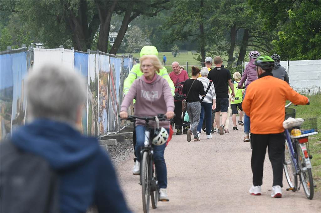 Menschen strömen zum Emscherland: Viel los im Natur- und Wasser-Erlebnispark am Eröffnungstag