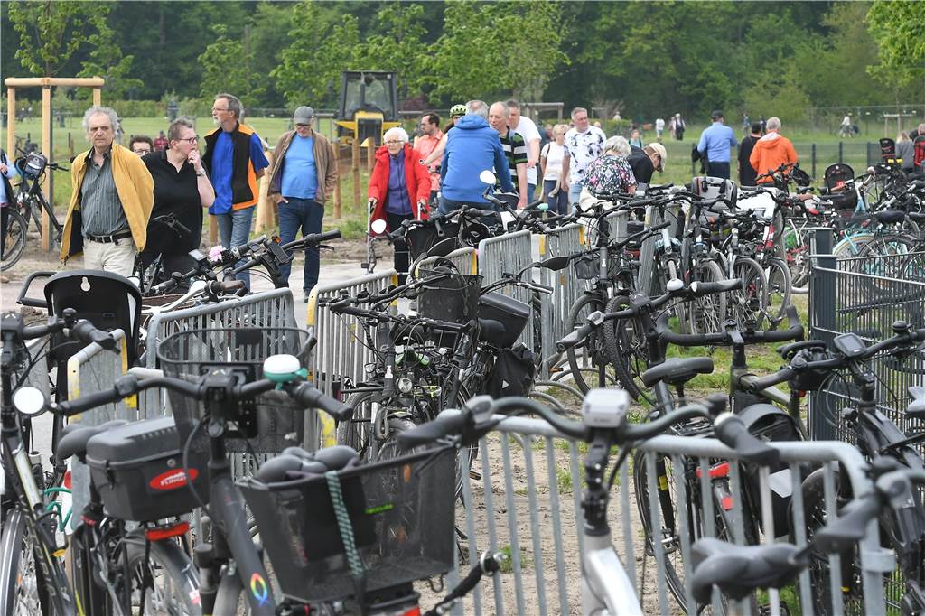 Menschen strömen zum Emscherland: Viel los im Natur- und Wasser-Erlebnispark am Eröffnungstag