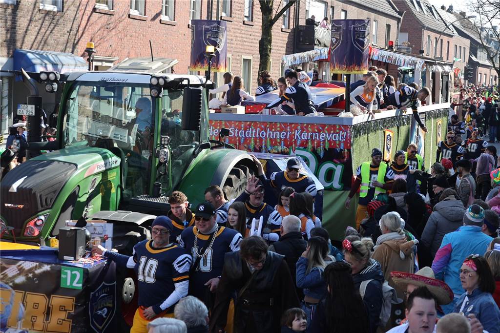 Tausende feiern im Rosenmontagsumzug: Rambazamba ohne „Wackelkontakt“ ein Wagen zieht durch die Grabenstraße
