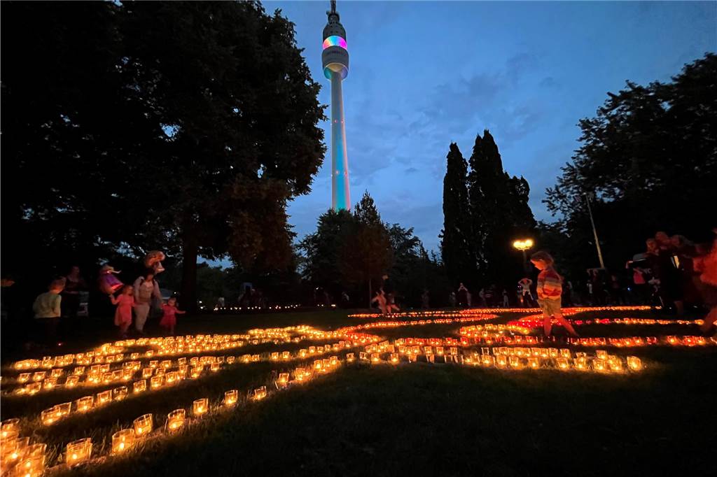 Tausende Lichter bilden auf den Wiesen Figuren und Objekte. Vor allem für Kinder ein Platz zum Dazwischen-hin-und-her-Hüpfen.