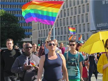 Tausende marschieren bei der alljährlichen Gleichheitsparade für die Rechte von Schwulen, Lesben in Warschau. Foto: Eva Krafczyk