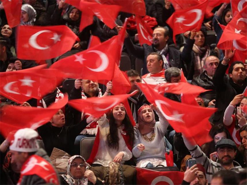 Verbot von Erdogan-Auftritt in Deutschland gefordert Tausende Menschen hatten zuletzt dem türkischen Ministerpräsidenten Yildirim bei seinem Besuch in Oberhausen zugejubelt. Foto: Roland Weihrauch