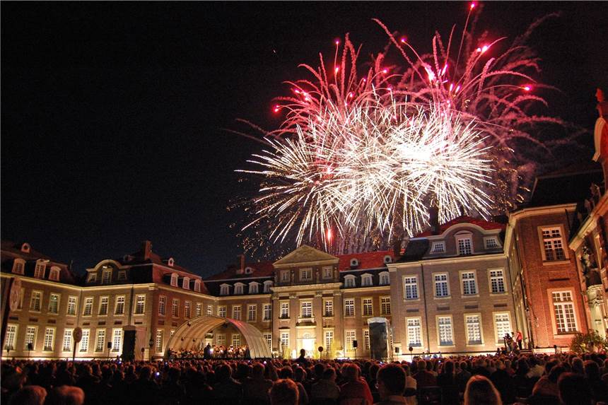 Abgesagt: Auch 2022 kein Open-Air-Musikfest am Schloss Nordkirchen Tausende Menschen kommen sonst zum Open-Air am Schloss. In diesem Jahr wird es aber noch mal ausfallen.