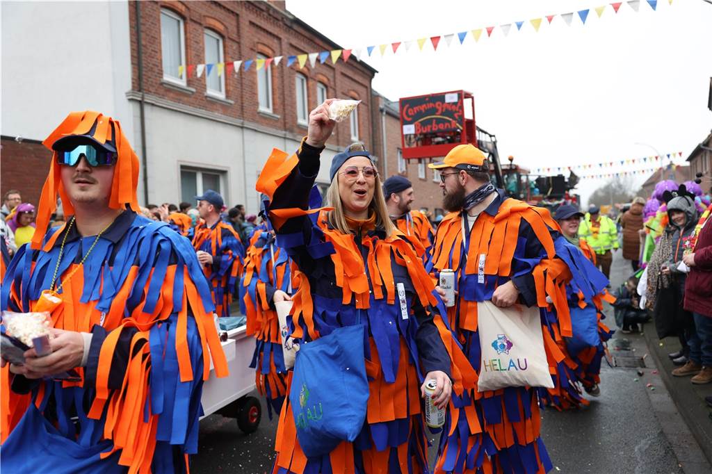 Karneval: Alle Infos auf einen Blick: Umzug, Party, Wagen und Sperrungen Verkleidete Teilnehmer auf dem Umzug am Nelkendienstag in Olfen