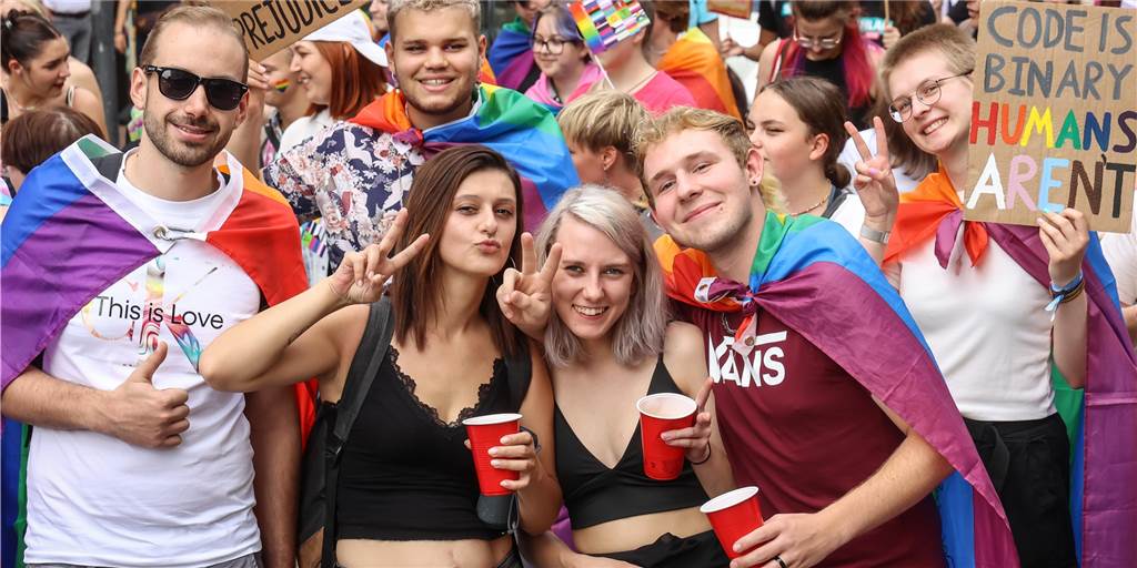 Tausende Menschen in der City: Die besten Bilder vom CSD in Dortmund Tausende Menschen ziehen am CSD als bunte Parade durch die Dortmunder City.