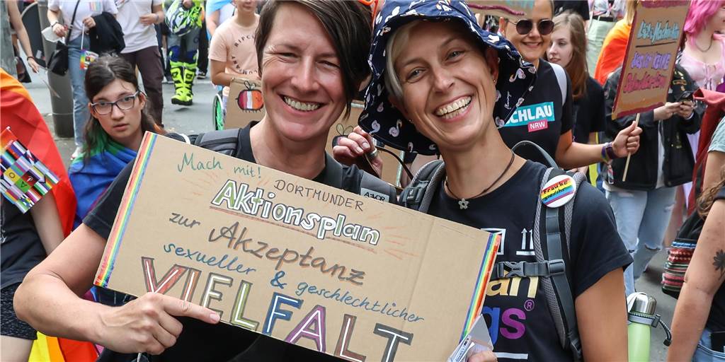 Zwischen Party und Protest: 7000 Menschen feierten CSD-Parade in Dortmund Tausende Menschen ziehen am CSD als bunte Parade durch die Dortmunder City - viele hatten auch Schilder dabei.