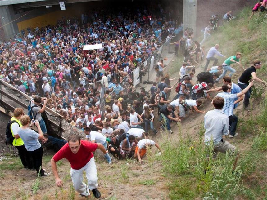 Loveparade-Opfer erhalten Entschädigungen Tausende Raver drängen sich am 24. Juli 2010 in und vor dem Tunnel in Duisburg, in dem sich eine Massenpanik ereignet hat. Die Loveparade-Katastrophe forderte 21 Todesopfer.