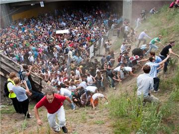 Tausende Raver drängen sich am 24. Juli 2010 in und vor dem Tunnel in Duisburg, in dem sich eine Massenpanik ereignet hat. Die Loveparade-Katastrophe forderte 21 Todesopfer.