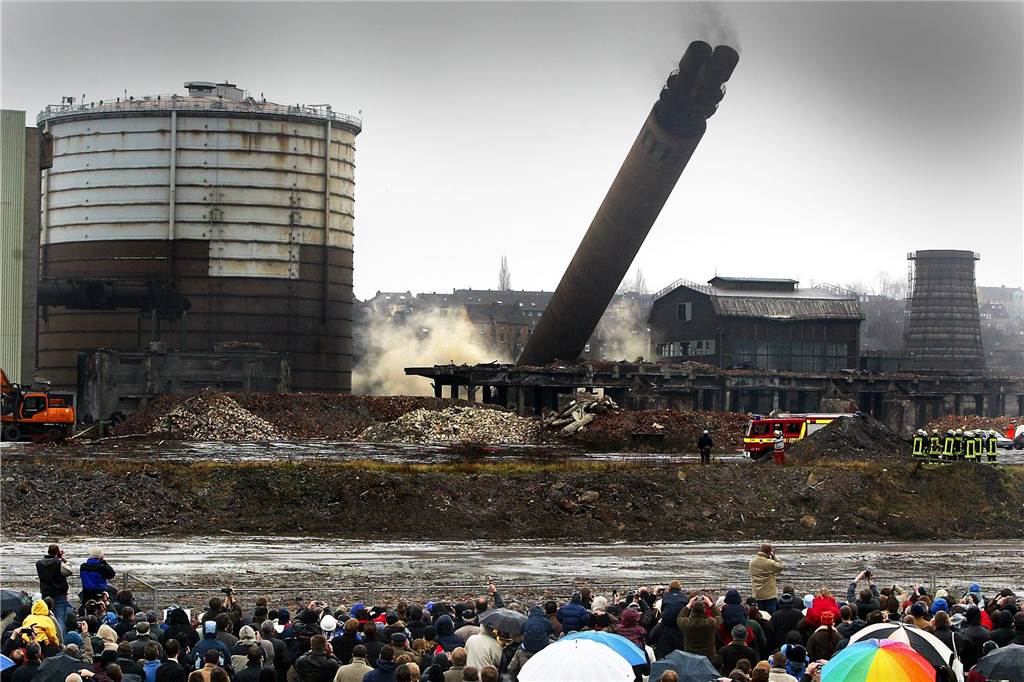 Hinweistafel zur Hörder Fackel gehört zur Route der Industriekultur Die Hörder Fackel wurde 2004 gesprengt.