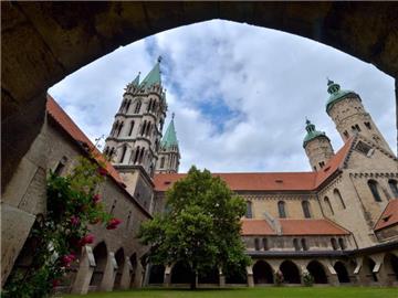 Tausende Touristen aus der ganzen Welt kommen jährlich wegen der Kathedrale nach Naumburg. Foto: Hendrik Schmidt/dpa (zu dpa «Förderer des Naumburger Doms wollen unbedingt Welterbe-Titel» vom 17.08.2016)