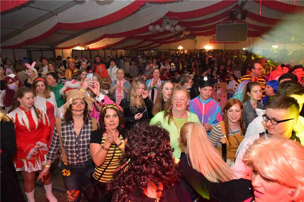 Nach Absage von Straßenkarneval in Köln, Aachen und Bonn: Wie sieht es in Olfen aus? Tausende von Närrinnen und Narren im Karnevalszelt? Solche Veranstaltungen hat die Landesregierung unter Hinweis auf die Coronaschutzverordnung abgesagt.