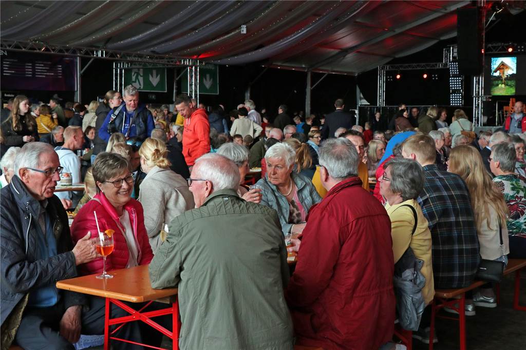 Ottensteiner und Alstätter feiern gemeinsames Pfarrfest bei Karpaten Tausende waren zum Pfarrfest in die Zeltstadt Karpaten gekommen.