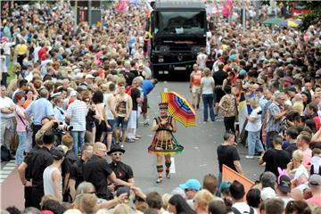 Tausende Zuschauer bei der Christopher-Street-Day-Parade 2014 in Köln. Foto: Henning Kaiser/Archiv