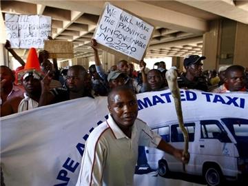 Taxi-Fahrer protestieren im Dezember 2008 gegen die Einführung neuer Minibusse.