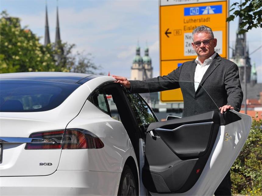 "Vor allem eine Kopfsache": Taxi-Fahrer testet Elektroauto Taxi-Unternehmer Lutz Moebius bestückte seine Fahrzeugflotte auch mit einem Tesla. Doch die Nutzung von Elektroautos stellt ihn vor rechtliche Hürden. Foto: Hendrik Schmidt/dpa-Zentralbild/dpa
