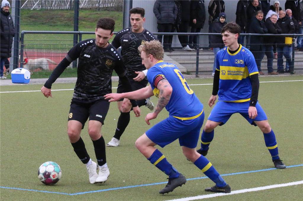 VfK patzt im Aufstiegskampf: KSC-Keeper Schrader erwischt „Bombentag“ Tayfun Derecik vom VfK Weddinghofen (in Schwarz) setzt sich hier gegen seinen Kamener Widersacher durch und nimmt anschließend seinen Teamkollegen Serhat Yilmaz (hinten) mit.