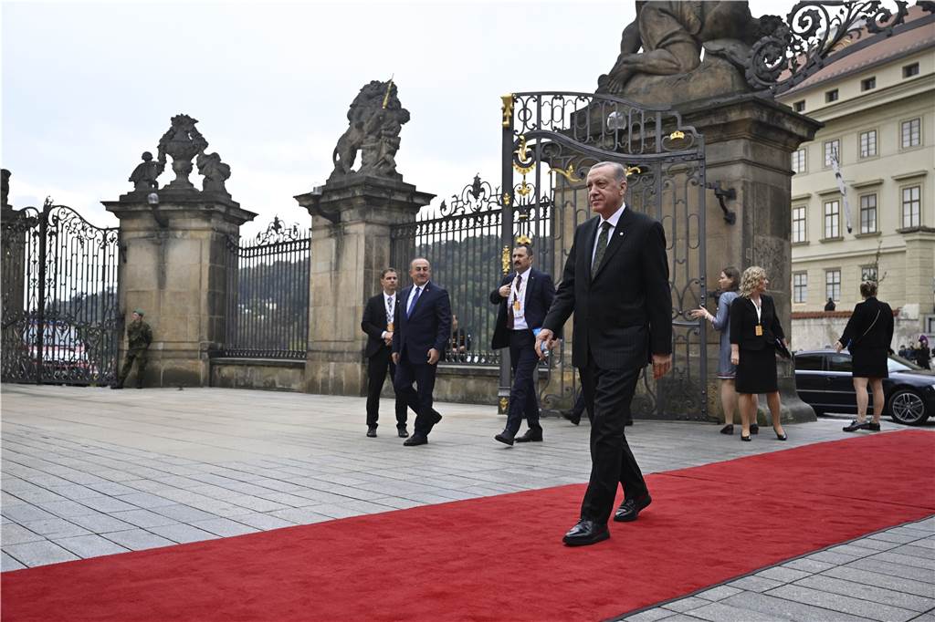 EU-Gipfel in Prag: Bundeskanzler Scholz im Kreuzfeuer Tayyip Erdogan, Präsident der Türkei, kommt zu einem Treffen der Europäischen Politischen Gemeinschaft auf der Prager Burg.