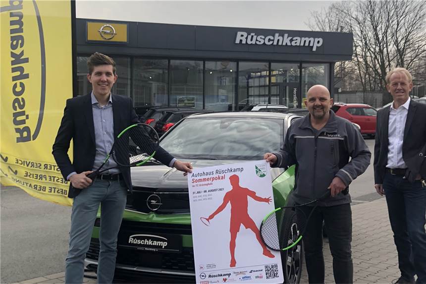 TC Grävingholz stellt Mannschaften für Sommer-Turniere auf TC-Vereinsvorsitzender Uwe Planer, Tim Wilke, Assistent der Geschäftsführung des Autohauses Rüschkamp, und Turnierleiter Christoph Weber präsentieren das Plakat zum Turnier um den Sommerpokal.