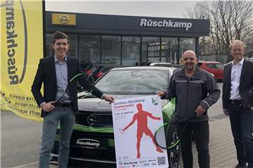 TC-Vereinsvorsitzender Uwe Planer, Tim Wilke, Assistent der Geschäftsführung des Autohauses Rüschkamp, und Turnierleiter Christoph Weber präsentieren das Plakat zum Turnier um den Sommerpokal.