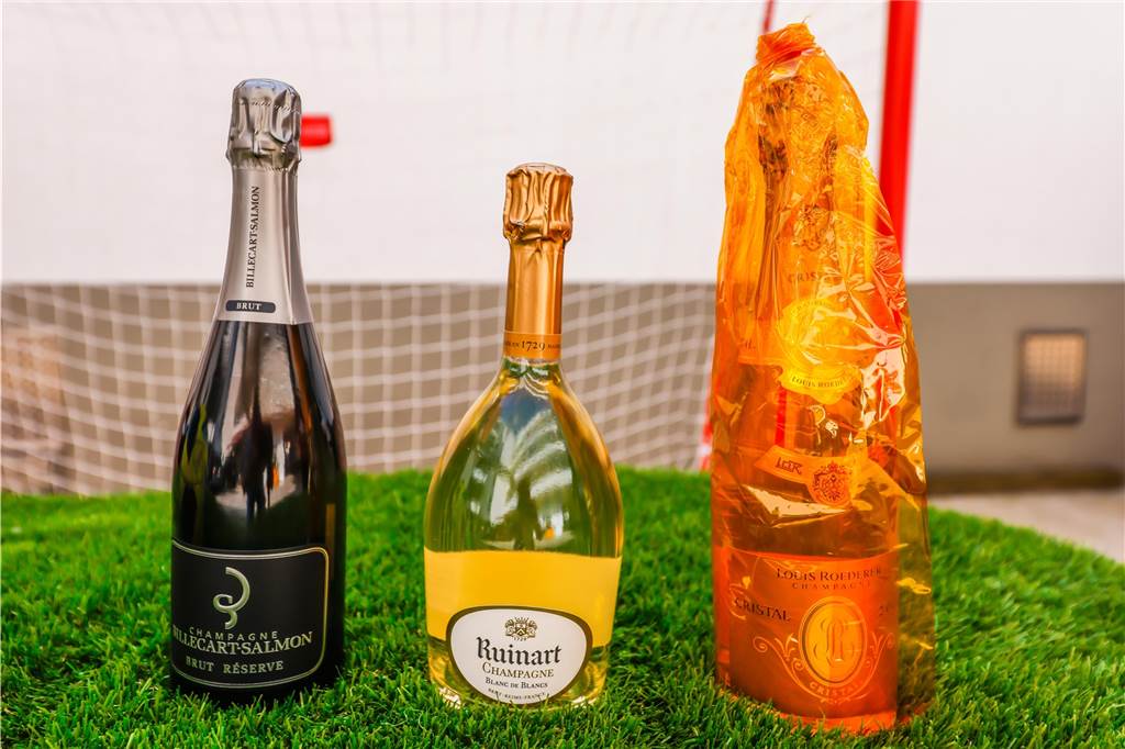 Deutschland gegen Frankreich: Wer knallt besser - Sekt oder Champagner? Team Frankreich: Drei mal Champagner.