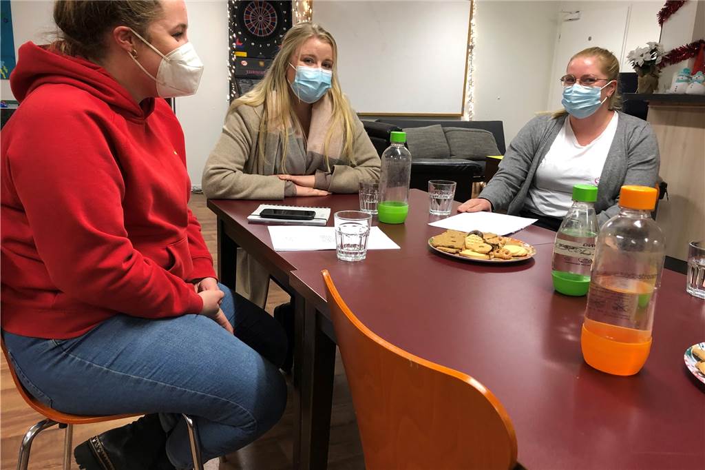 Verlierer der Pandemie sind auch in Stadtlohn Kinder und Jugendliche Team-Gespräch im Schülercafé unter Corona-Bedingungen: (v.l.) Joke Schnieder, Svenja Rawert und Birte Wellkamp, Sozialarbeiterinnen des Jugendwerks.