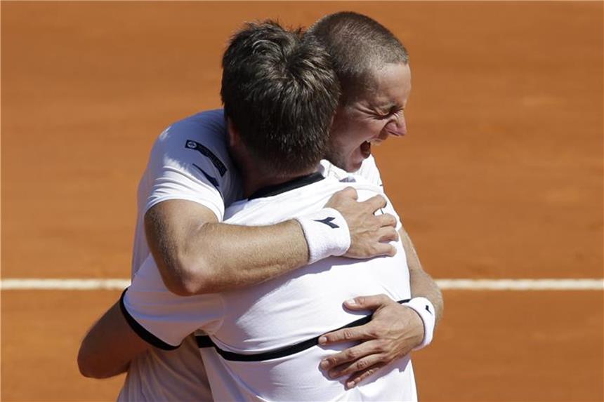 Zukunft von Davis-Cup-Chef Kohlmann offen Team-Kapitän Michael Kohlmann (vorn) umarmt Jan-Lennard Struff nach seinem Sieg. Foto: Armando Franca