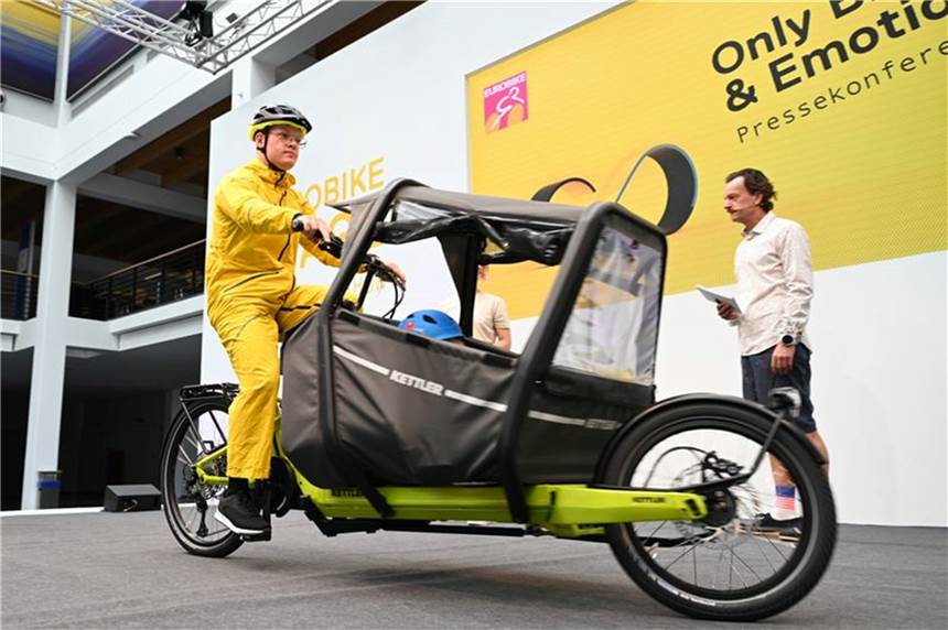Fahrradmesse Eurobike zeigt Neuheiten Team neue Mobilität: Lastenmodelle und Wetterschutzkleidung für den Radler sollen das Fahrrad immer mehr zum Allroundfahrzeug machen.