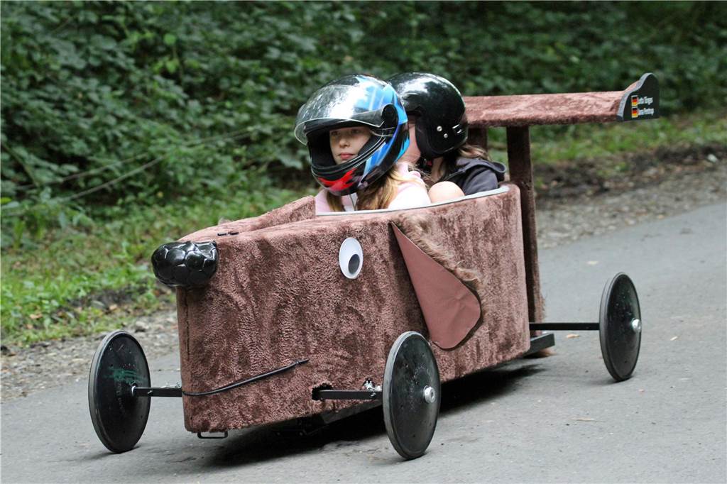 Kneipe auf Rädern gewinnt Schönheitspreis beim 20. Seifenkistenrennen Team Turbo-Teckel ging plüschig auf die Strecke.