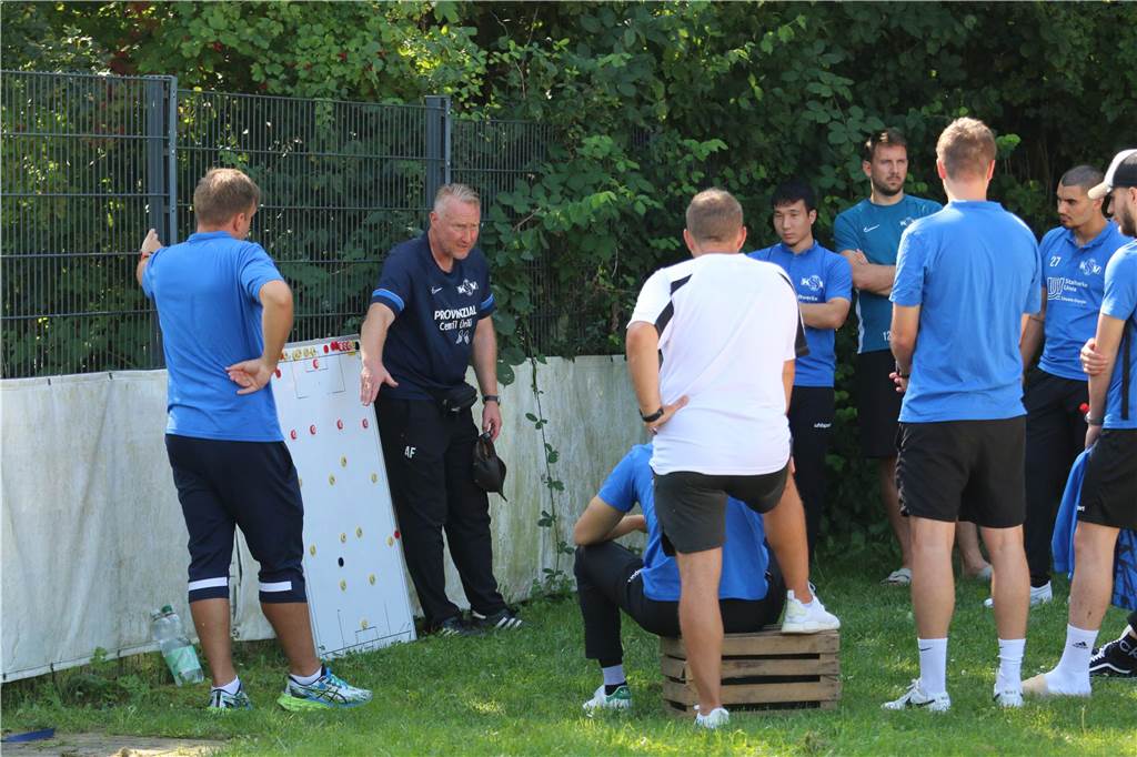 Teambesprechung in der Halbzeit.