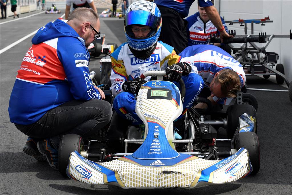 Halterner Kartpilot erinnert sich an Rennstrecke, wo er Weltmeister wurde Teamchef Frank Hansen (l.) gab dem jungen Kartpiloten wertvolle Tipps.