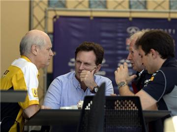 Teamchef Horner (M) und Renaults Sportchef Jalinier (l) beraten sich mit Teammitgliedern in Bahrain. Foto: Mazen Mahdi