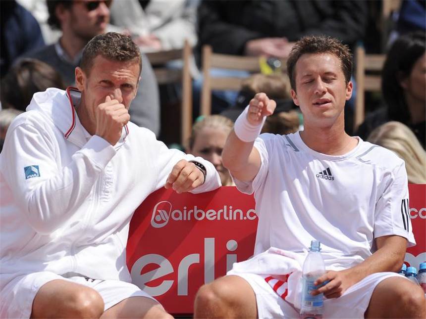 Zoff im Davis-Cup-Team: Gespräch steht bevor Teamchef Patrik Kühnen (l) und Philipp Kohlschreiber lagen zuletzt im Streit. Foto: Achim Scheidemann