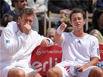 Teamchef Patrik Kühnen (l) und Philipp Kohlschreiber lagen zuletzt im Streit. Foto: Achim Scheidemann