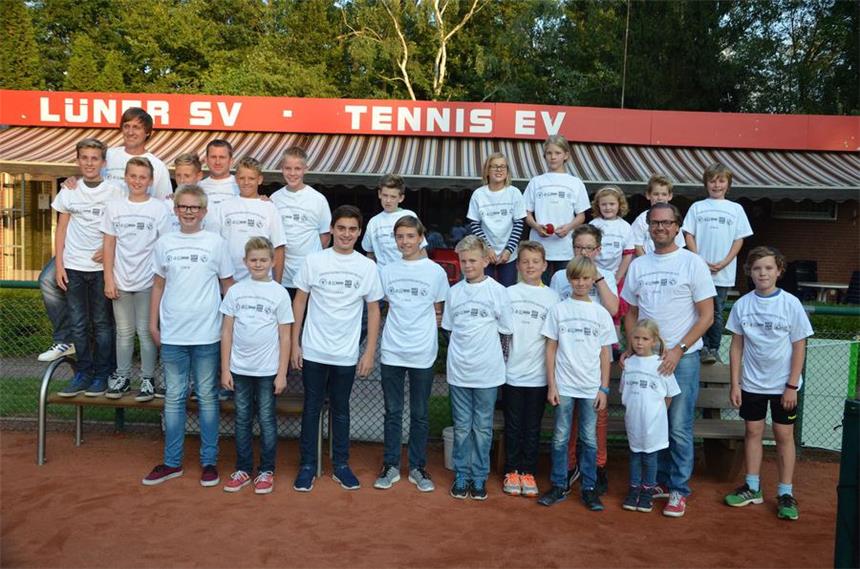 Teamgeist ist an Tag vier der Wettkämpfe gefragt Teamgeist wird bei den Stadttitelkämpfen der Tennis-Jugend auch durch das mittlerweile traditionelle kostenlose Event-T-Shirt geweckt, über das sich jetzt alle Teilnehmer freuen durften.