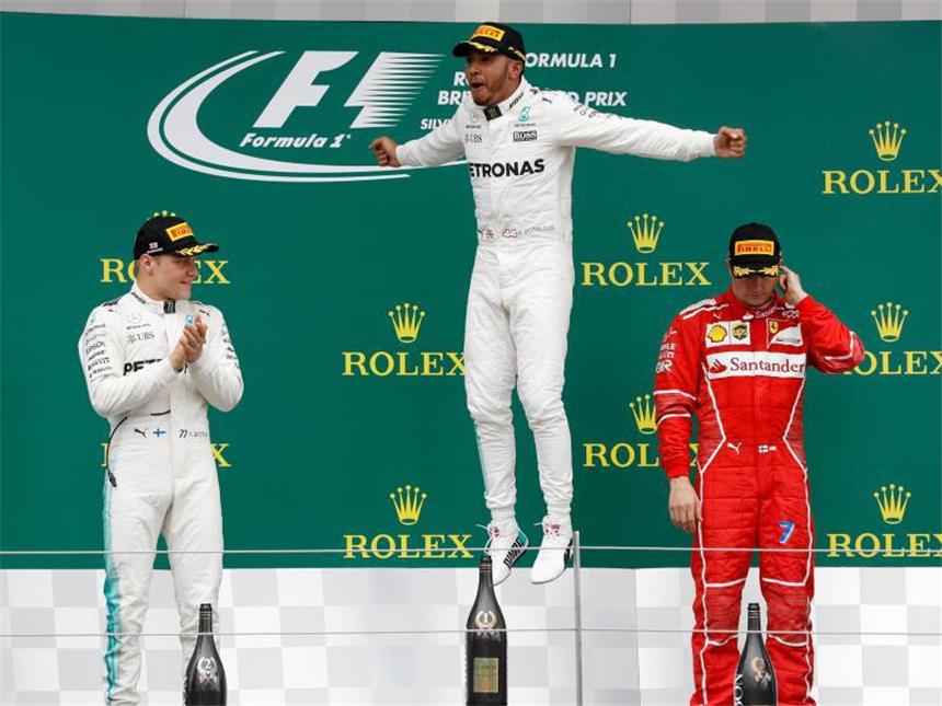 Reifenplatzer stoppt Vettel - Hamilton regiert Silverstone Teamkollege Valtteri Bottas (l) wurde Zweiter. Vettel-Kollege Kimi Räikkönen musste sich mit Platz drei begnügen. Foto: Martin Rickett