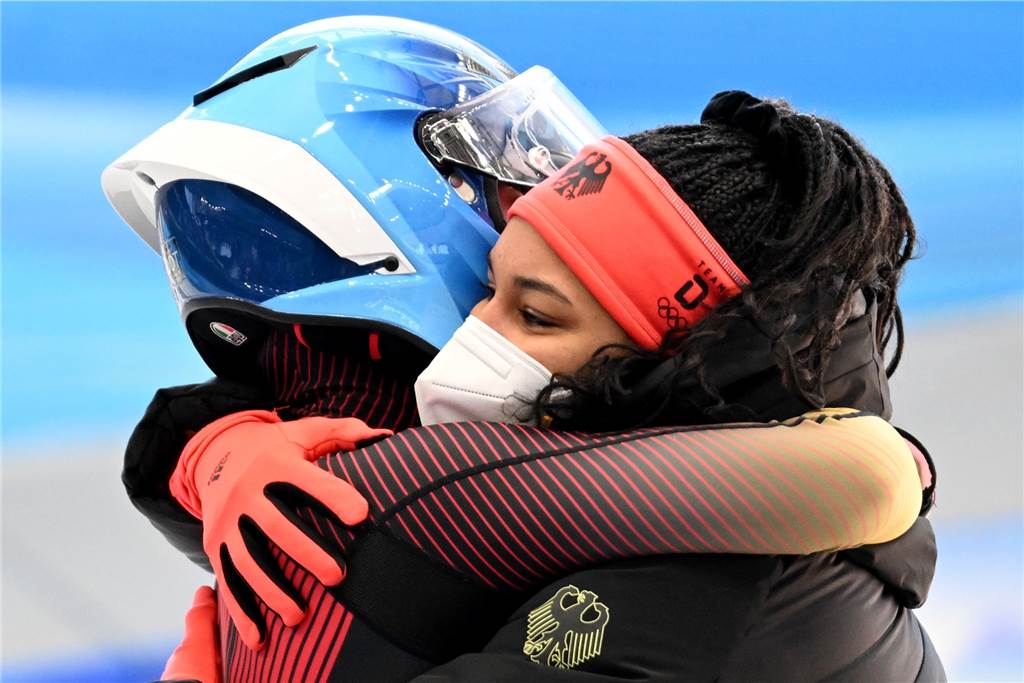 „Ich bin einfach traurig“: Laura Nolte driftet im Monobob knapp am olympischen Edelmetall vorbei Teamkollegin Deborah Levi (r.) tröstet Laura Nolte nach der Entscheidung im vierten Durchgang.