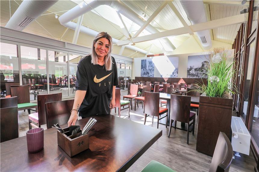 Der neue Name des Zoo-Lokals ist noch ein Geheimnis Teamleiterin Özlem Kilicarslan bei den letzten Vorbereitungen im Zoo-Restaurant.