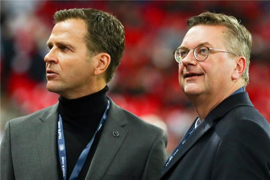 Erklärung des DFB-Präsidenten Reinhard Grindel Teammanager Oliver Bierhoff und DFB-Präsident Reinhard Grindel (r.) haben die Debatte um Mesut Özil nach der WM in Russland neu entfacht. Foto: Christian Charisius