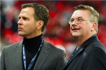 Teammanager Oliver Bierhoff und DFB-Präsident Reinhard Grindel (r.) haben die Debatte um Mesut Özil nach der WM in Russland neu entfacht. Foto: Christian Charisius