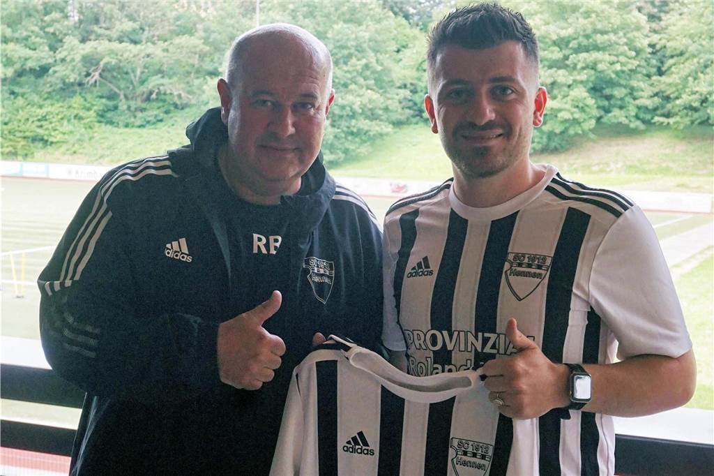 Teammanager Ricky Bohn (li.) begrüßt Neuzugang Besmir Rada beim SC Hennen.