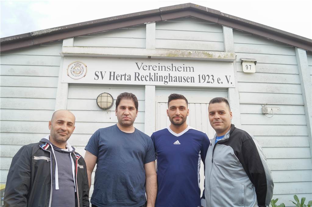 Massenschlägerei nach Fußballspiel in Vinnum: Die Chronologie des Ereignisses Teammanager Zakaria Chamdin (2.v.l.) verkündete seinen Rücktritt und den Rückzug der ersten Mannschaft.