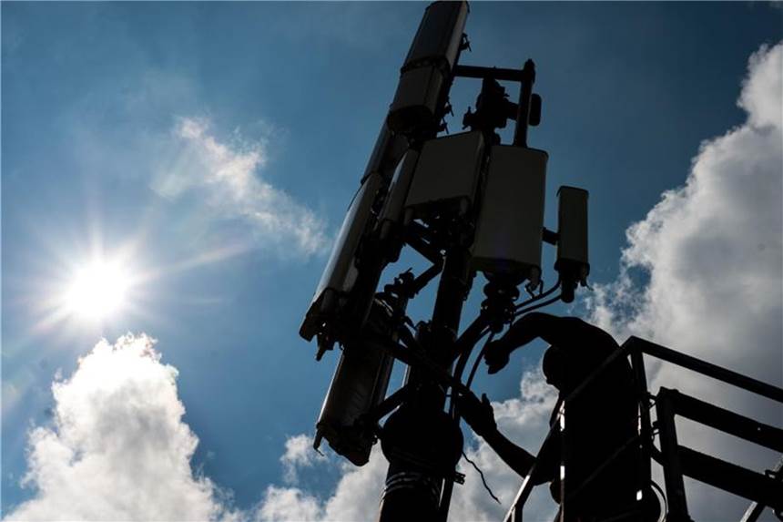 Mobilfunkanbieter kommen beim Netzausbau voran Techniker arbeiten an einem Sendemast für das Mobilfunknetz in München. LTE oder 4G ist die vierte Mobilfunkgeneration und der aktuell schnellste kommerziell eingesetzte Übertragungsstandard. Foto: Matthias Balk
