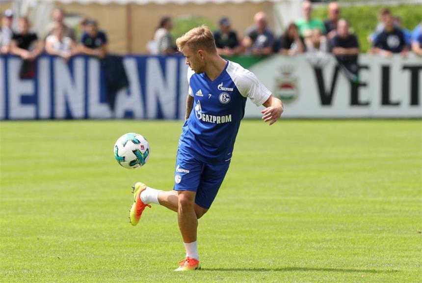 Wechsel von Schalkes Meyer noch nicht vom Tisch Technisch versiert, an Spritzigkeit fehlt es: Schalkes Max Meyer hat auch unter Domenico Tedesco schlechte Aussichten auf mehr und längere Einsätze.