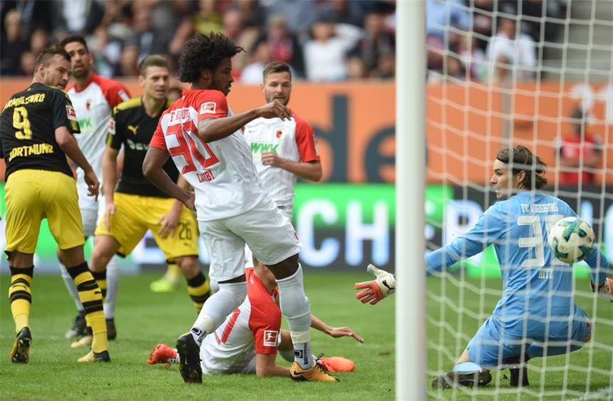 Technisch wertvoll: Andrey Yarmolenko (l.) trifft per Hacke zum 1:0.